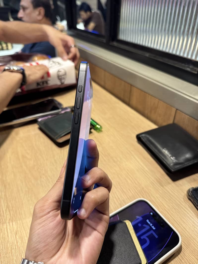 Apple iPhone 16 4