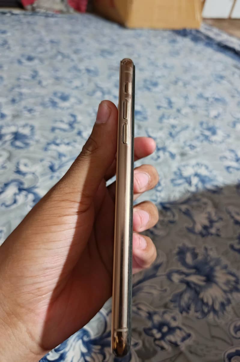 Apple iPhone 11 Pro Max 4