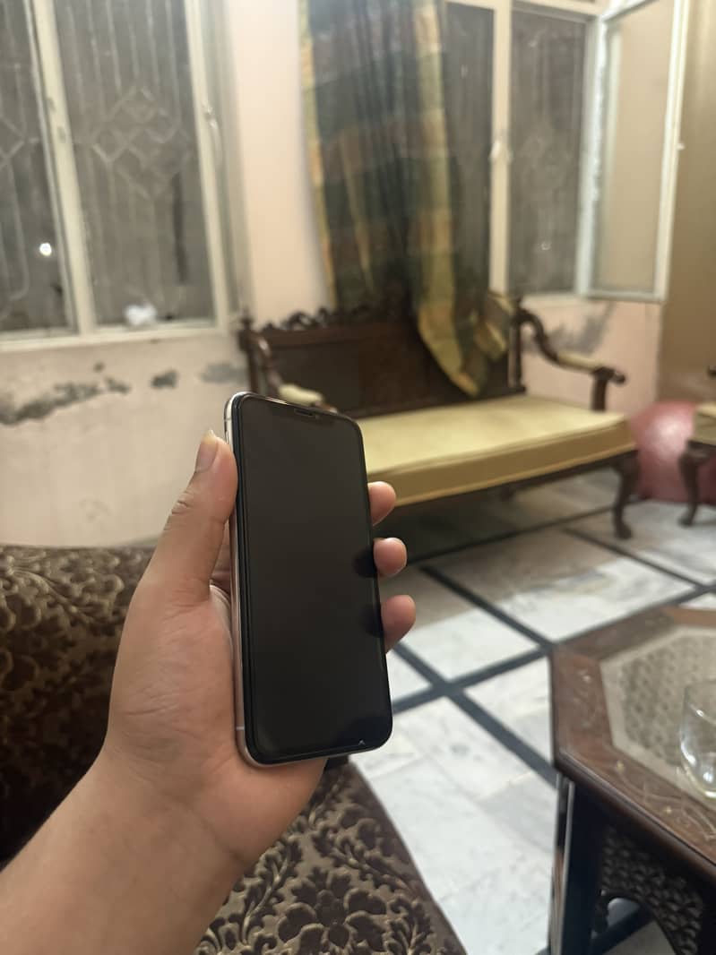 Apple iPhone X 4
