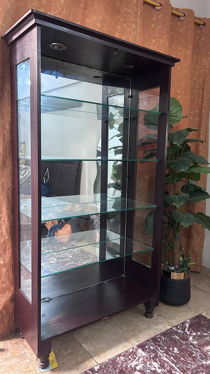Mirror showcase 3