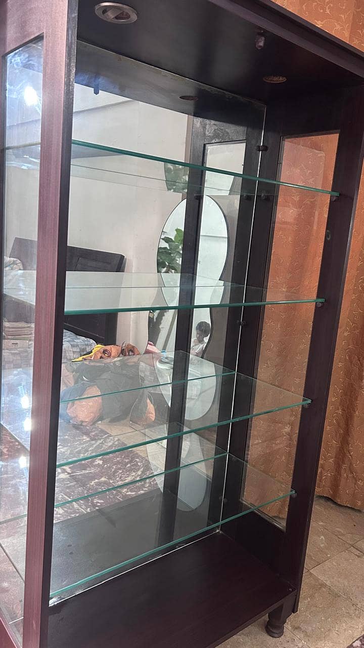 Mirror showcase 7