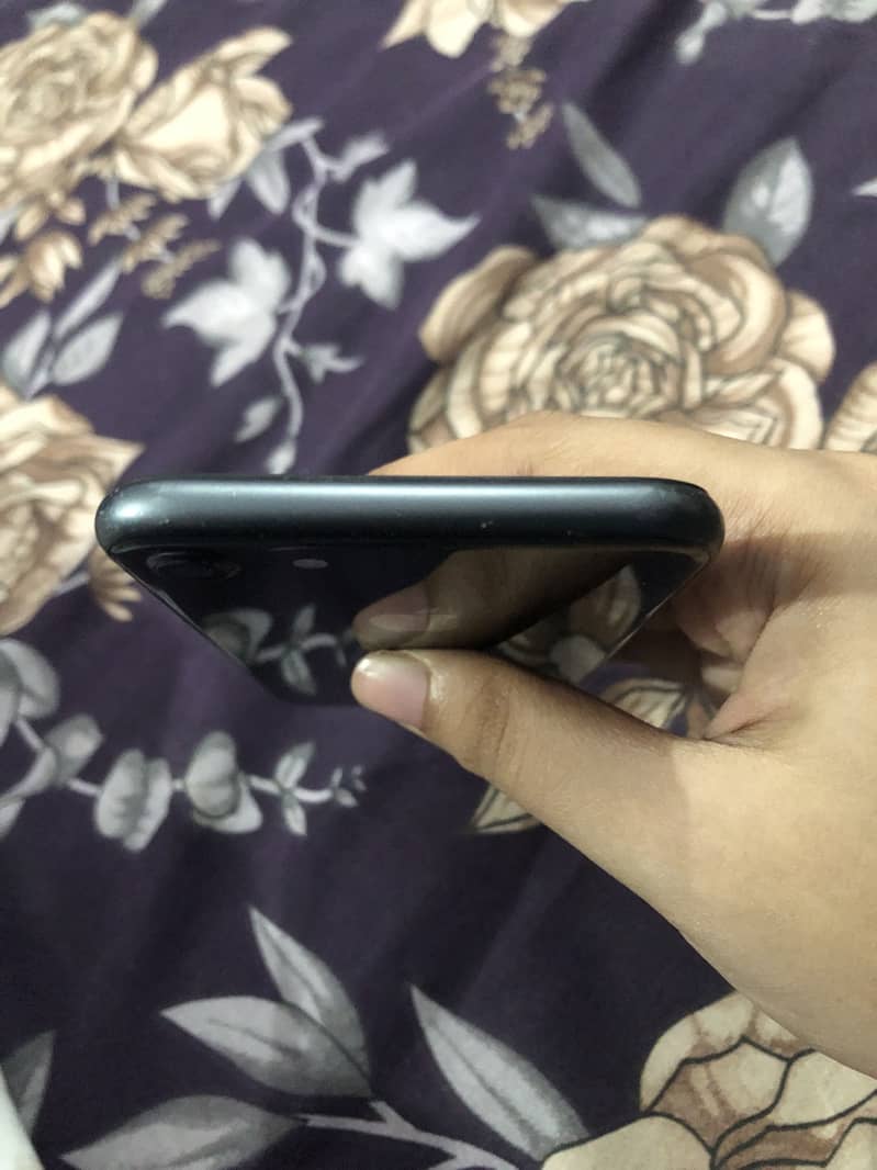 Apple iPhone 8 3