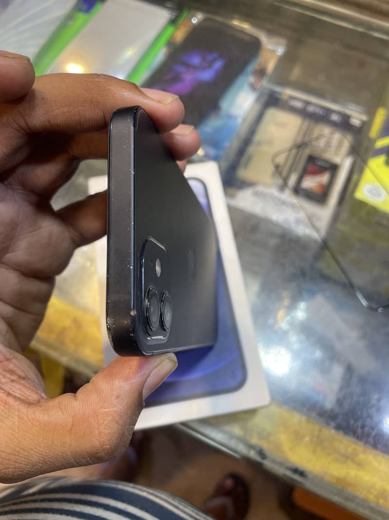 Apple iPhone 12 4