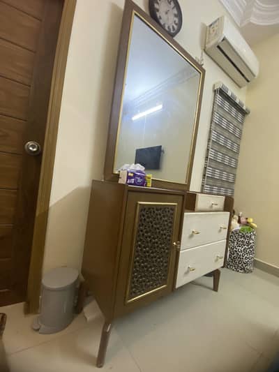 Dressers Table & Drawers