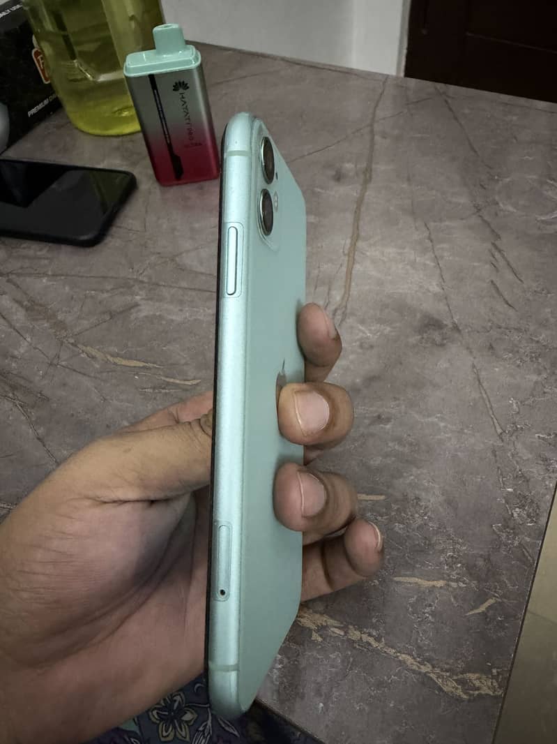 Apple iPhone 11 4