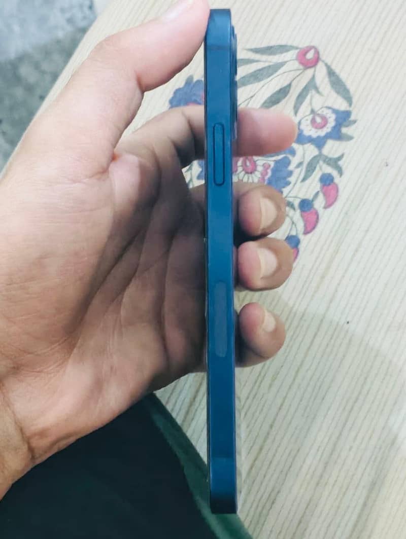Apple iPhone 12 4