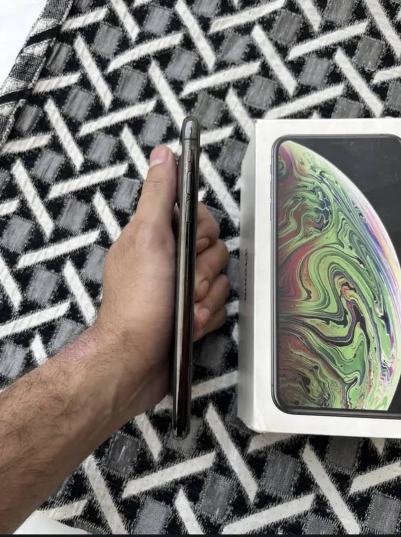 Apple iPhone XS Max 3