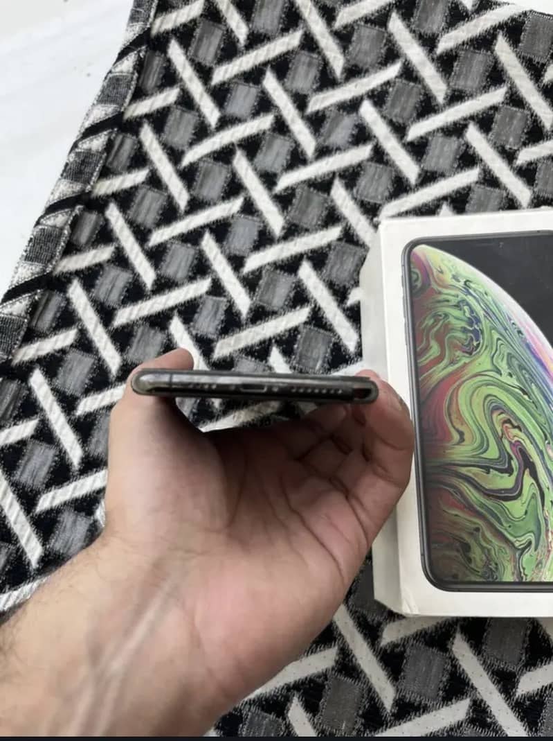 Apple iPhone XS Max 4