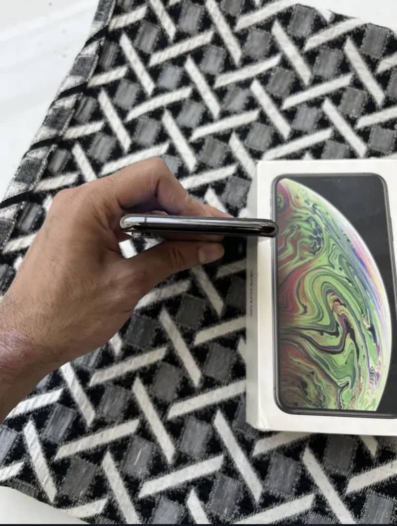 Apple iPhone XS Max 5