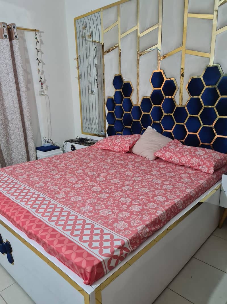 complete bed room set. 2