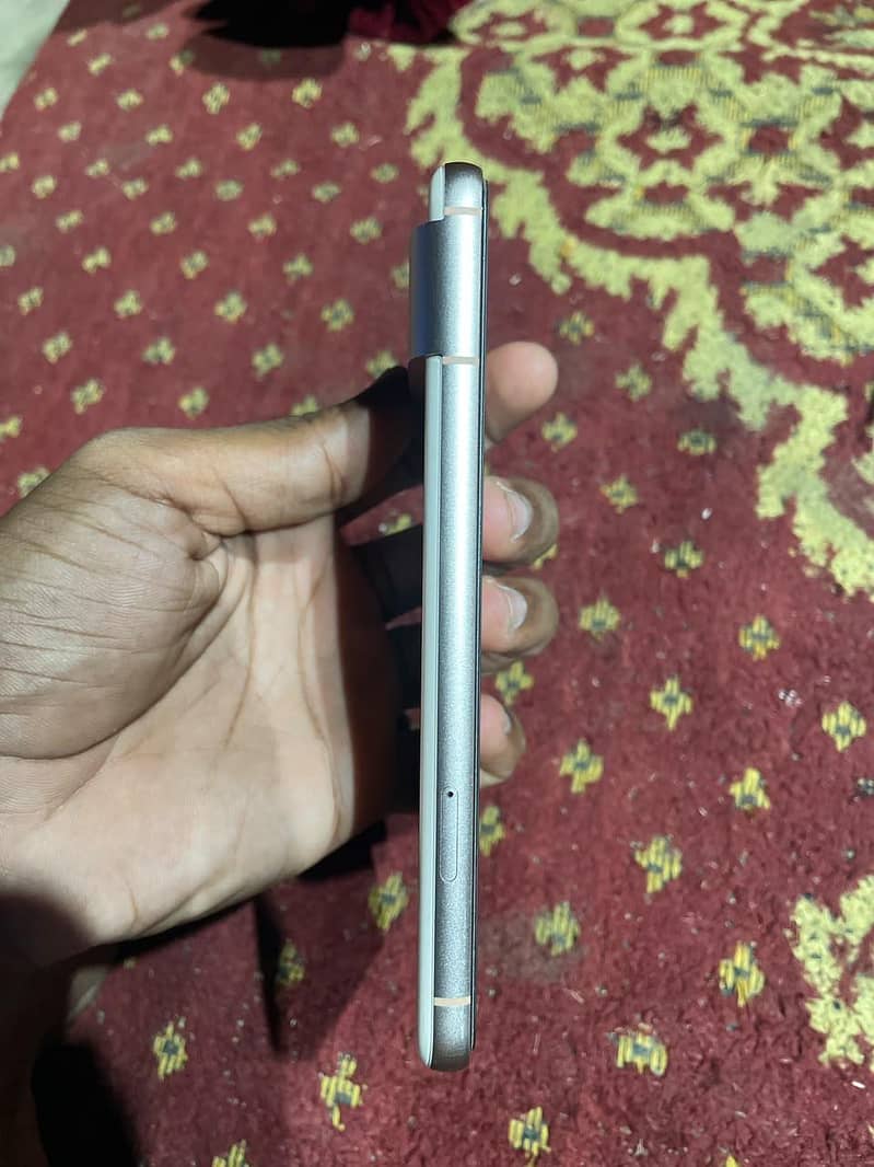 Google Pixel 8 4