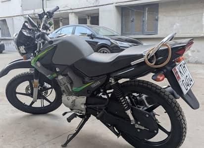 Yamaha YBR 125 2025 Model with Victor Helmet