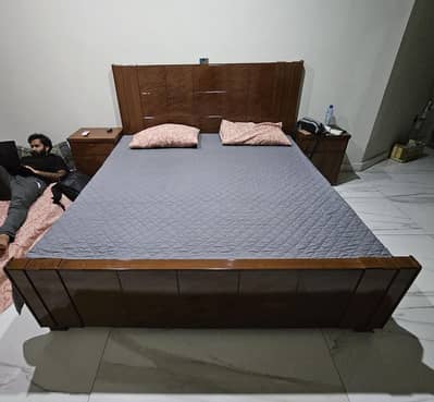 King Size Bed + 2 Side Tables