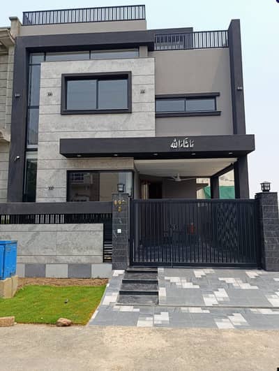 5 MARLA ELEGANT AND FULLY MAINTAINED SUPER HOT LOCATED BUNGALOW IS AVAILABLE IN THE BEST BLOCK OF DHA 9 TOWN LAHORE.