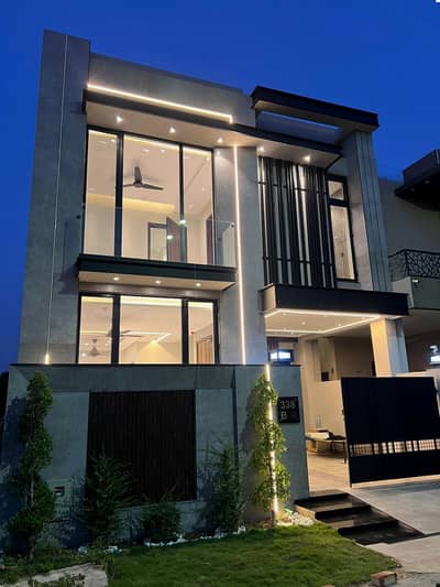 5 MARLA ELEGANT AND FULLY MAINTAINED SUPER HOT LOCATED BUNGALOW IS AVAILABLE IN THE BEST BLOCK OF DHA 9 TOWN LAHORE.
