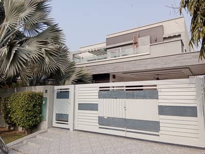 10 MARLA ELEGANT AND FULLY MAINTAINED SUPER HOT LOCATED BUNGALOW IS AVAILABLE IN THE BEST BLOCK OF DHA PHASE 7 LAHORE.