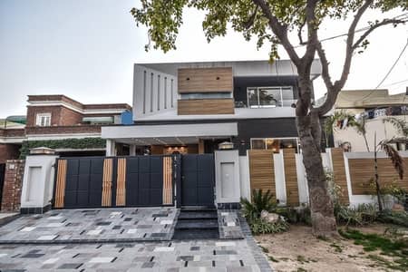 10 MARLA ELEGANT AND FULLY MAINTAINED SUPER HOT LOCATED BUNGALOW IS AVAILABLE IN THE BEST BLOCK OF DHA PHASE 7 LAHORE.