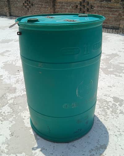 Plastic drum in very good condition. 210 liter capacity.