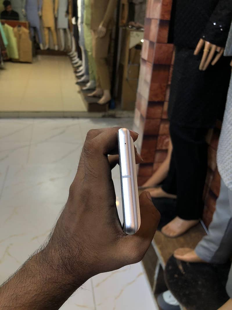 Google Pixel 7 4