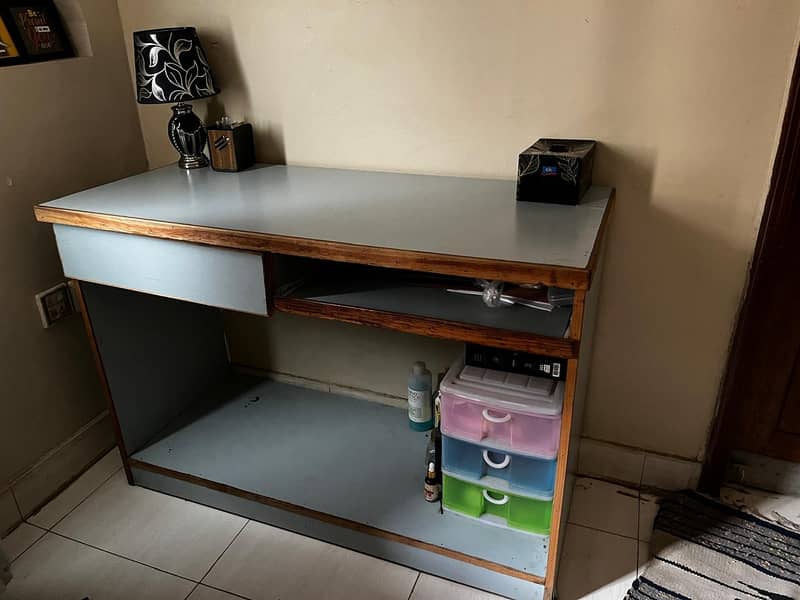 Study table in good condition 1