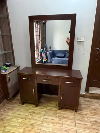 Dressing Table / Dressers with Drawers (newly Polished) 9/10 Condition