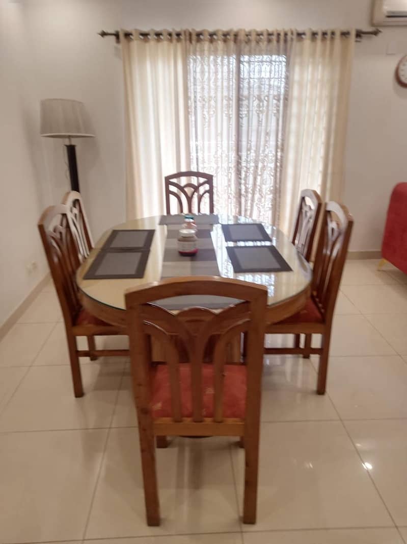 Six seater dining table/wooden dining table/dining urgent sale 0
