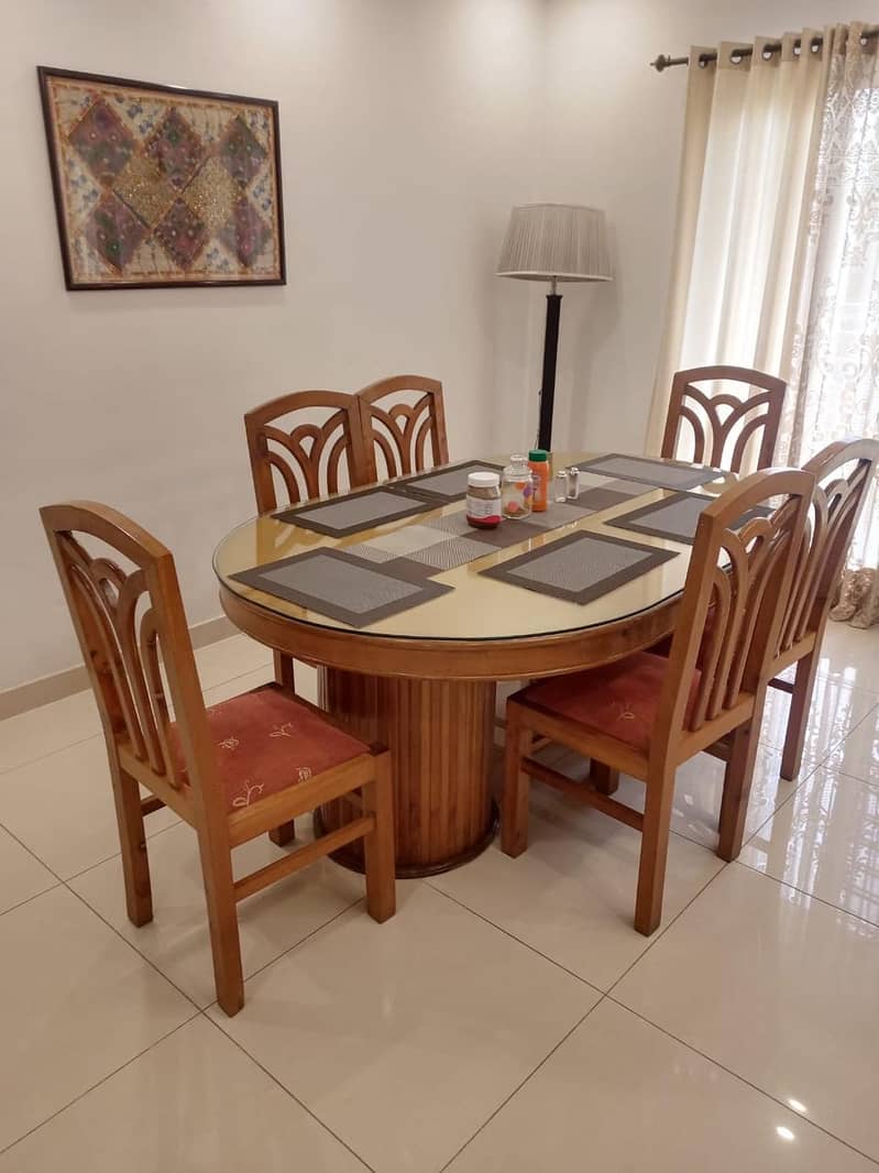 Six seater dining table/wooden dining table/dining urgent sale 3