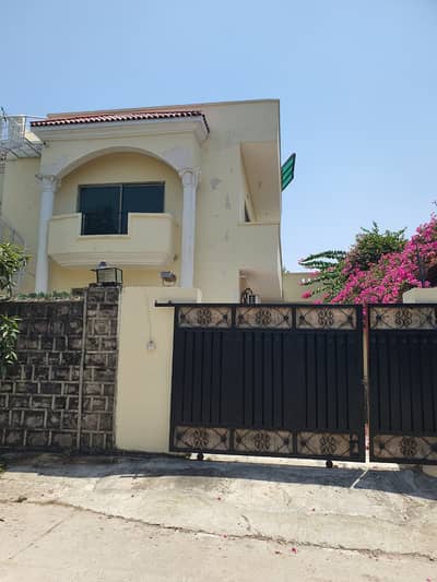 Spacious Upper Portion Is Available In Bani Gala For Rent