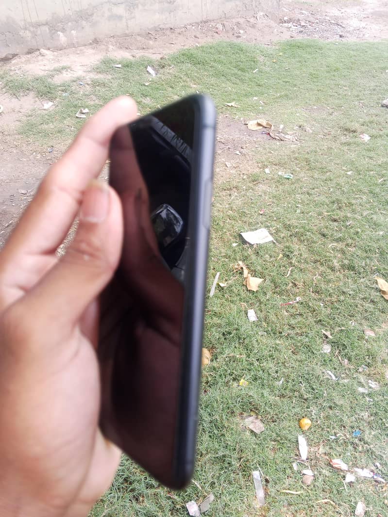 Apple iPhone 11 3