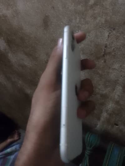 I phone 11 box bhi hai