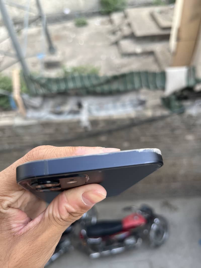 Apple iPhone 12 4