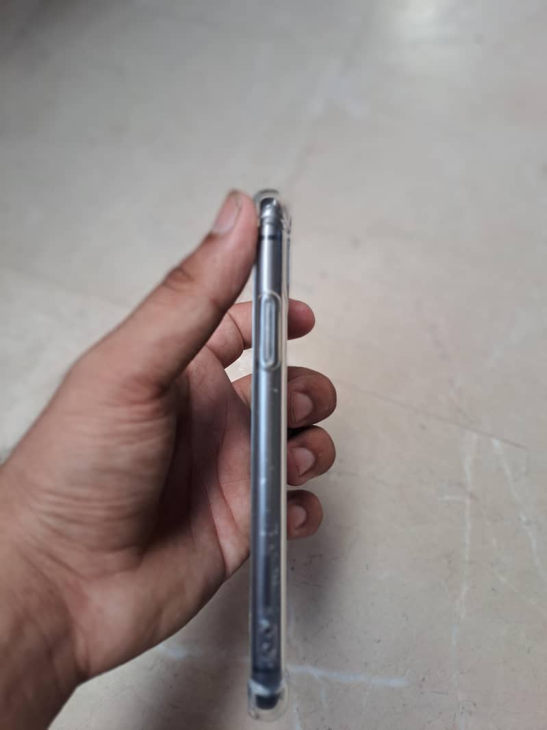 iPhone 11 4