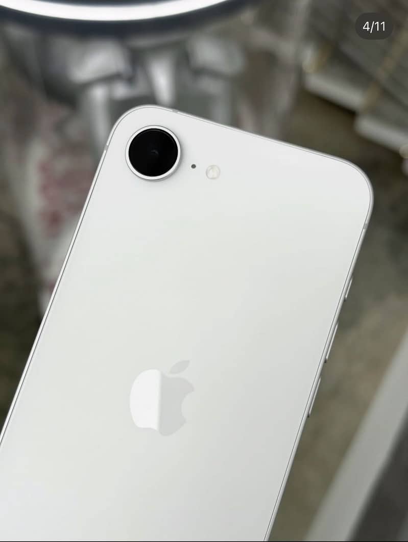 Apple iPhone 16e 0