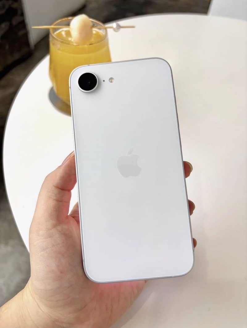Apple iPhone 16e 1