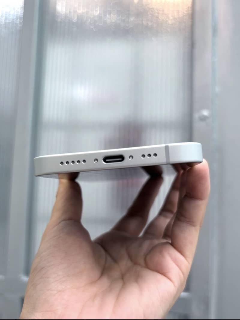 Apple iPhone 16e 2