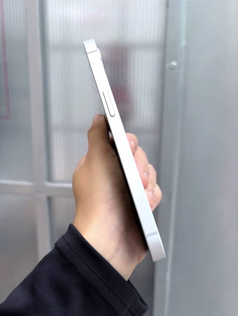 Apple iPhone 16e 3