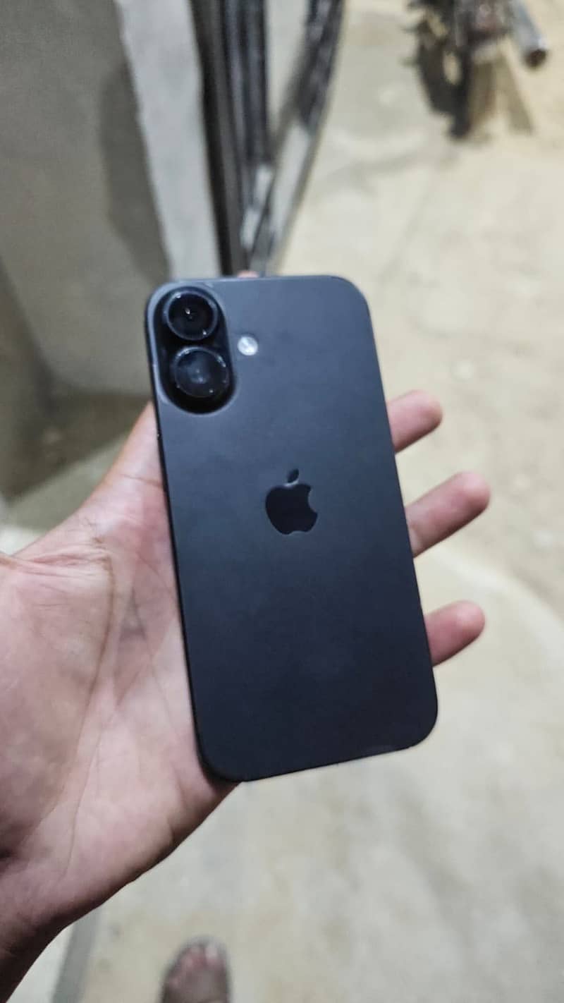 Apple iPhone 16 2