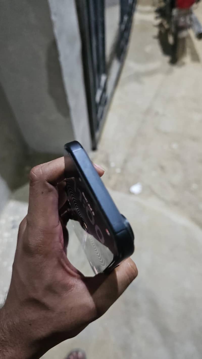 Apple iPhone 16 5