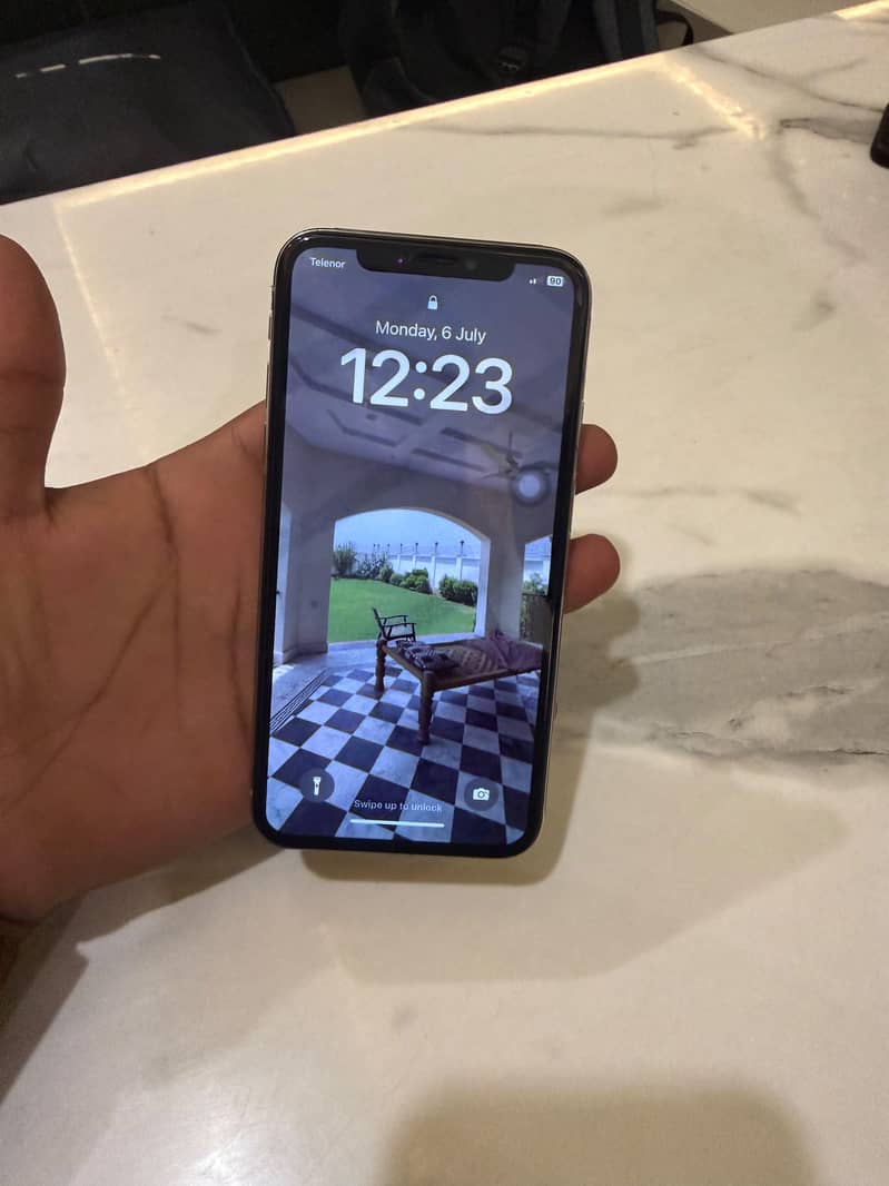 Apple iPhone X 4