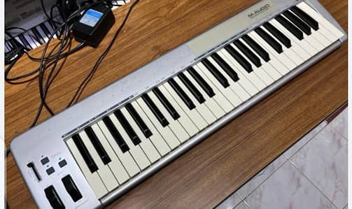 M. Adio Midi kibord