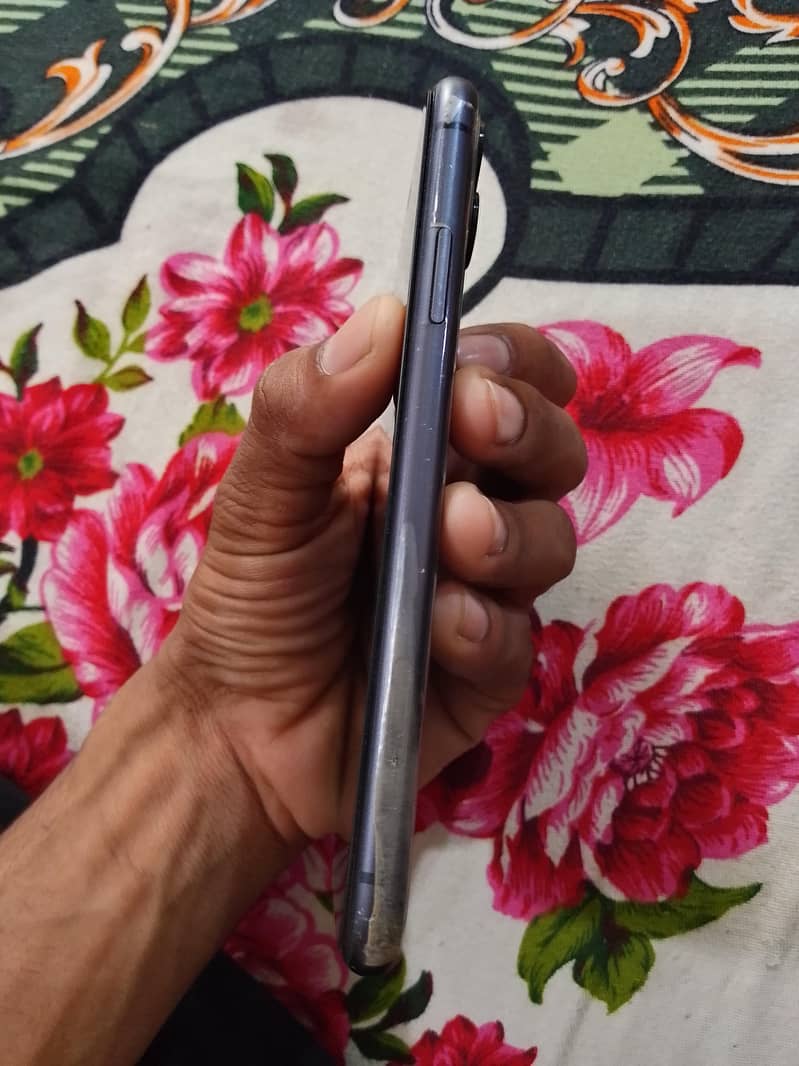 Apple iPhone 11 3