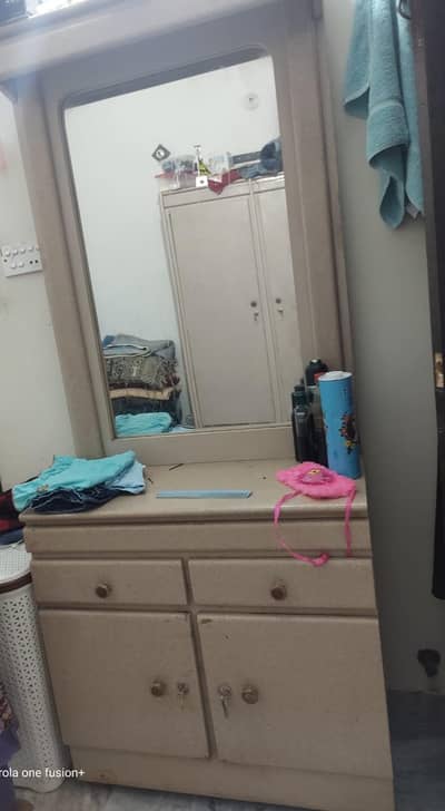 Urgent Sell Almari aur Dressing Table