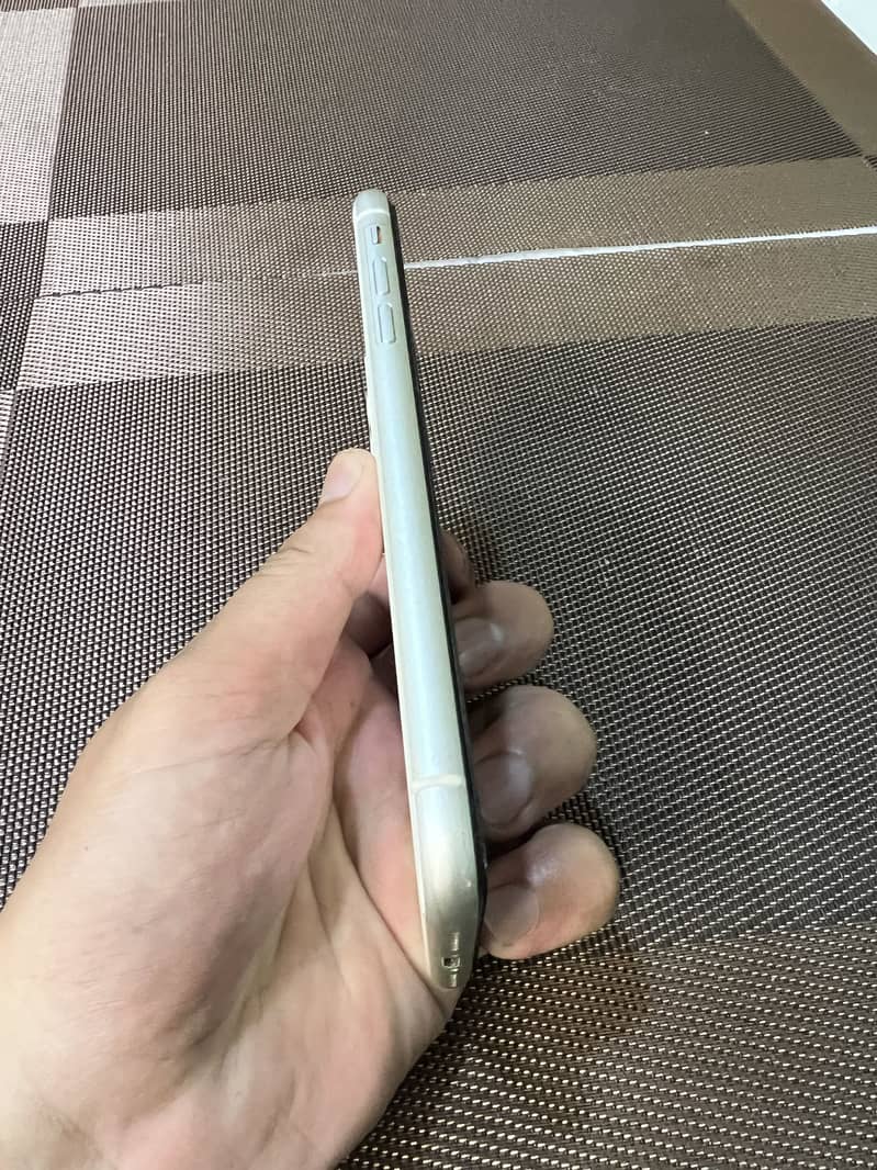 Apple iPhone 11 3