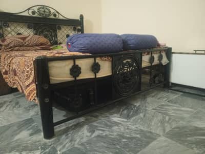 iron bed good condition
