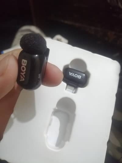 BOYA Mini Wireless Collar Mic for iPhone (Lightning)