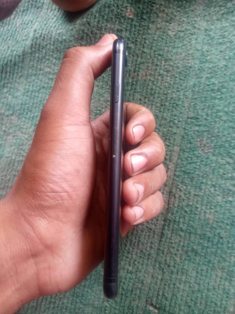 Apple iPhone 7 3