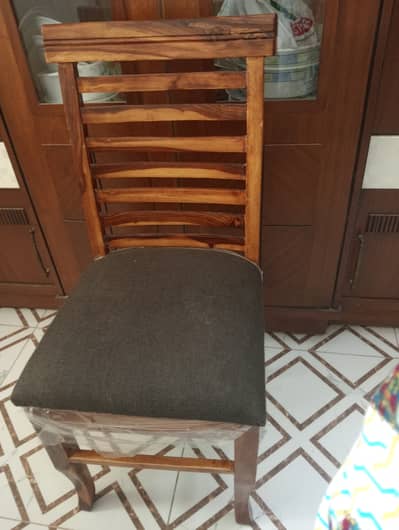 Dining table with 6 chairs like new