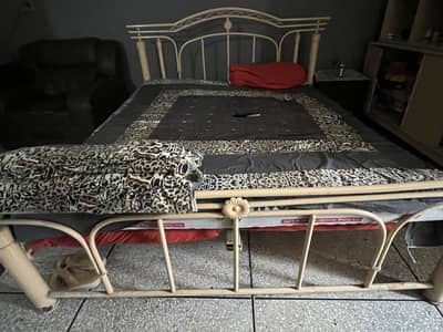 2 similar iron beds