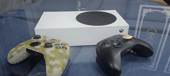 Xbox Series S with 2 controllers and game installed