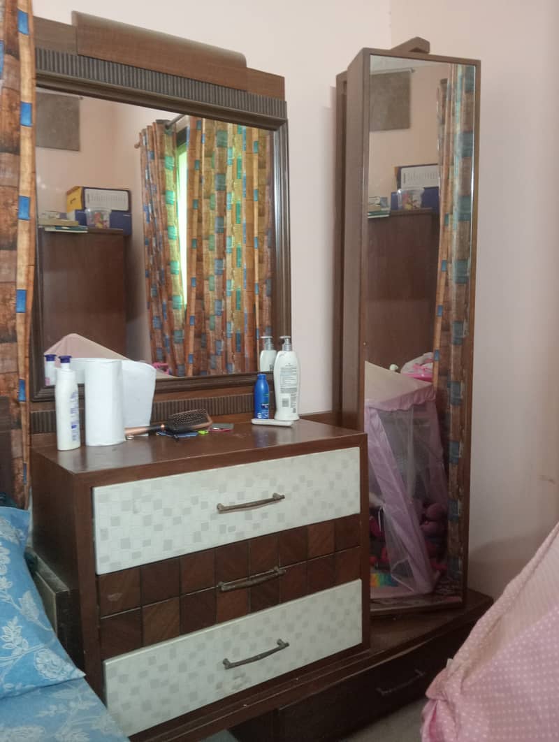 Dressing with movable mirror 0